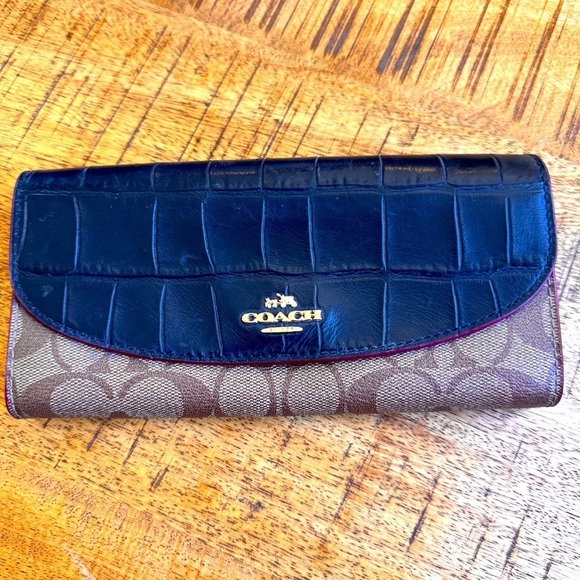 COACH Signature C Accordian wallet.  Faux Alligator trim. Excellent condition. - Picture 1 of 10